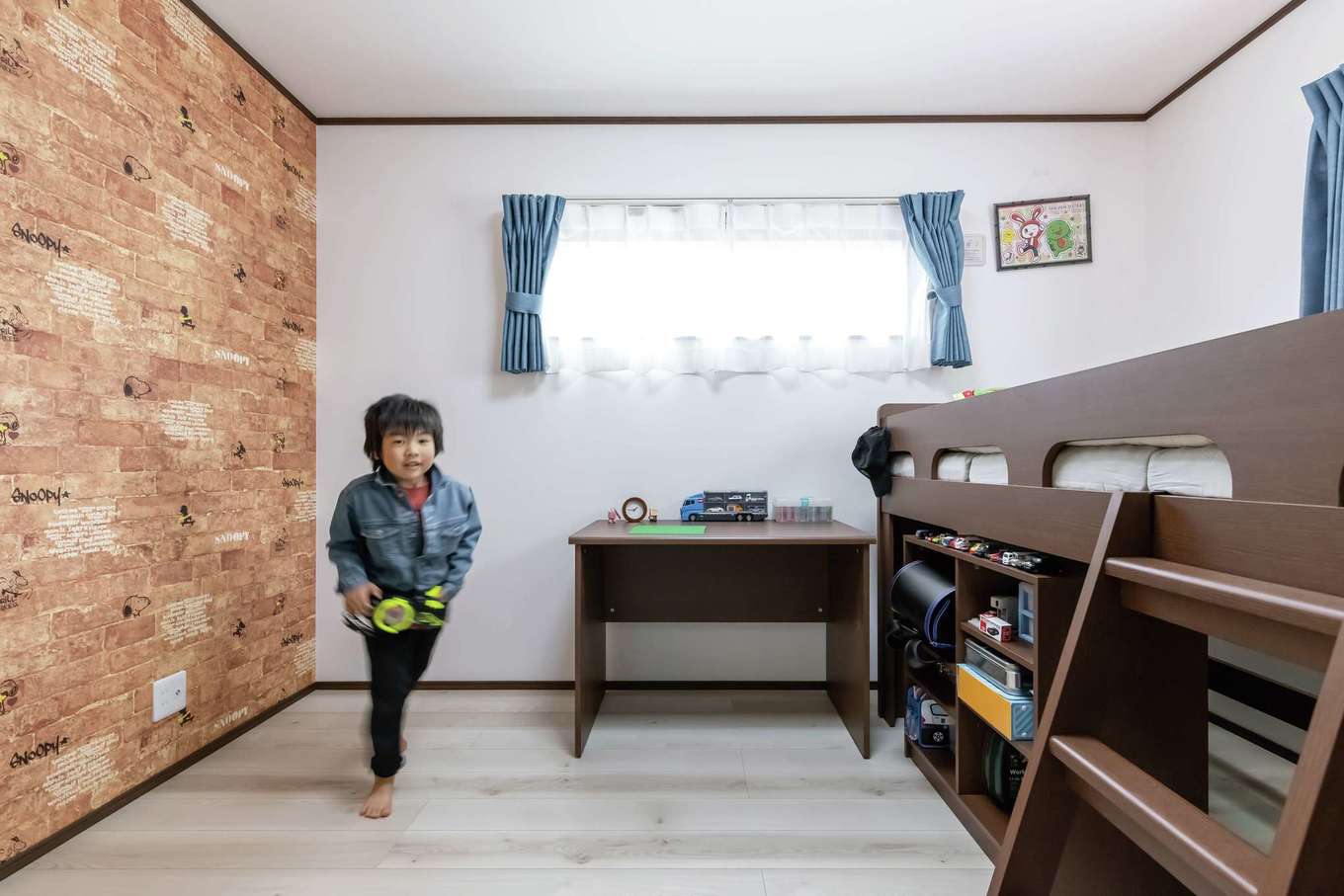 JUST LUCKY HOUSE（山田工務店）【デザイン住宅、間取り、ペット】大好きなキャラクターのクロスを貼った子ども部屋