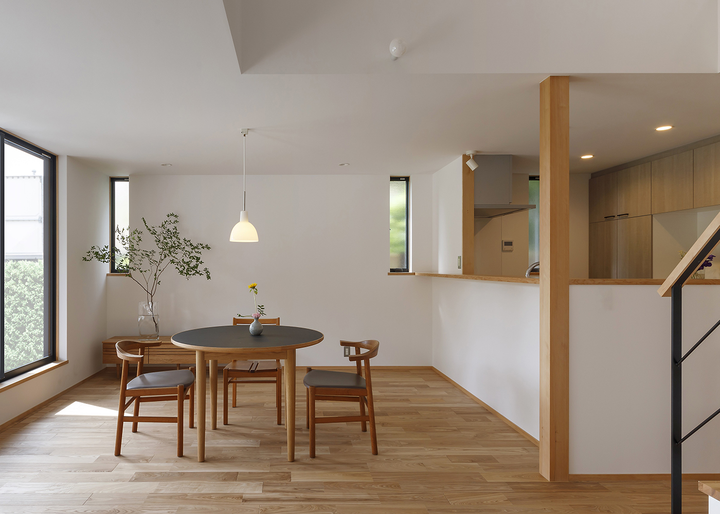 灯建築舎【デザイン住宅、自然素材、省エネ】DKは気分よく料理ができるよう、キッチンから見える眺めも考慮。すぐ横が2階や個室への動線となっていて、さりげない交差が生まれるよう計画されている