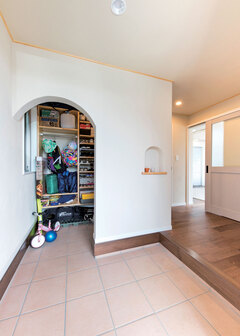 玄関は湿気対策のため、壁に珪藻土を採用