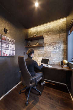 ご主人の書斎は、植松店長の提案でロンドンの個人オフィス風にデザイン。かっこよく、なおかつ落ち着いた空間で、持ち帰った仕事もはかどるそう