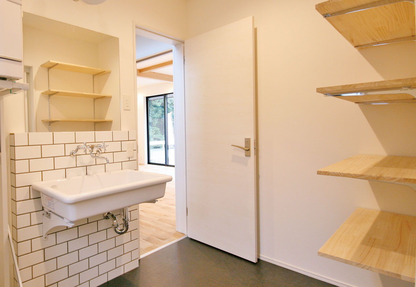 住たくeco工房【1000万円台、デザイン住宅、自然素材】白いタイルと四角く白い陶器のシンクでコーディネートした洗面所は、まるで理科室のよう。このTOTO製シンクは「実験用シンク」とも呼ばれ、インダストリアルデザインともマッチする密かな人気アイテム
