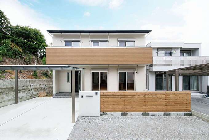 建物は二世帯分の駐車スペースや擁壁に面した立地を考慮の上でベストな場所に配置。日当たりや風通しも配慮されている