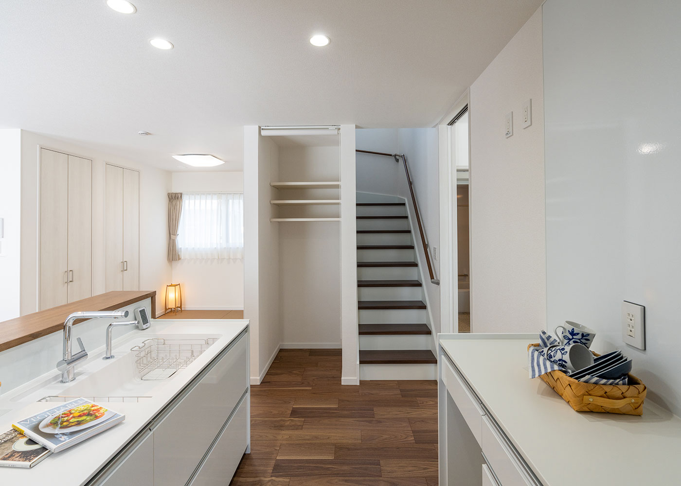 寺田工務店【収納力、省エネ、間取り】リビング階段の下も収納として有効活用。ロールカーテンを下ろせば、見た目もすっきり