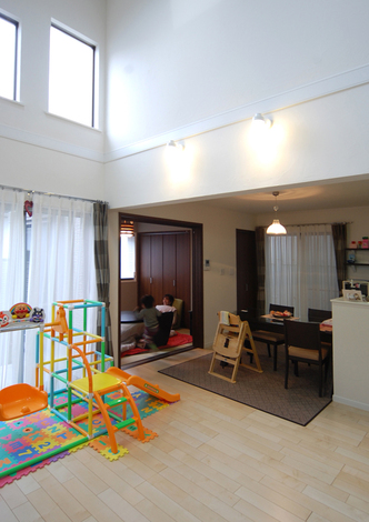 １部屋分ある大きな吹抜けを設けた、とにかく広がりにこだわったリビング。その横には座ってくつろぐ和室もあり、その日の気分によってリビングでくつろぐも良し、和室でくつろぐも良しMさんお気に入りの空間