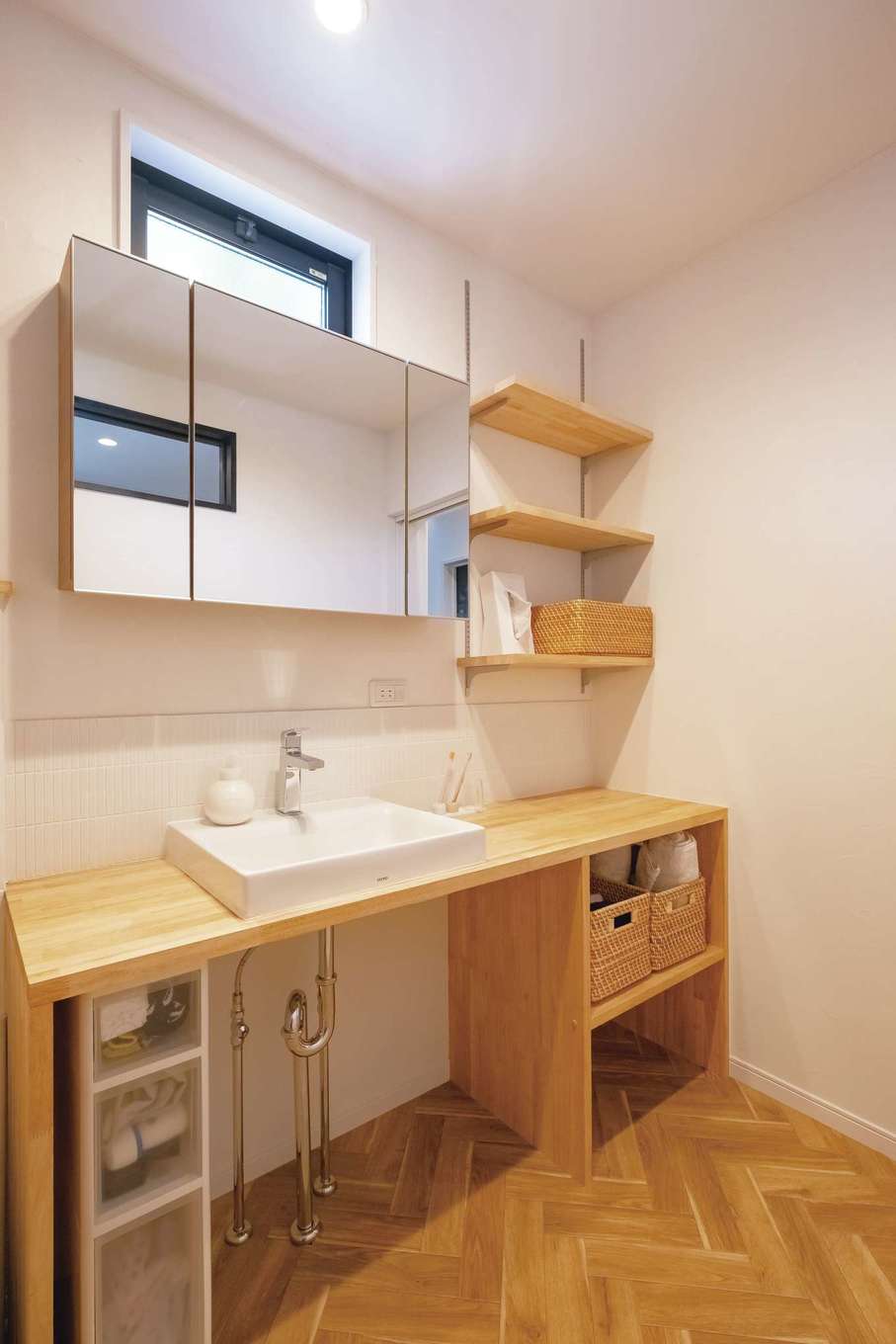 藤田建設（ラフェルム沼津）【デザイン住宅、自然素材、ペット】脱衣所には造作洗面台を設置。サンゴの塗り壁効果で湿気も感じにくい