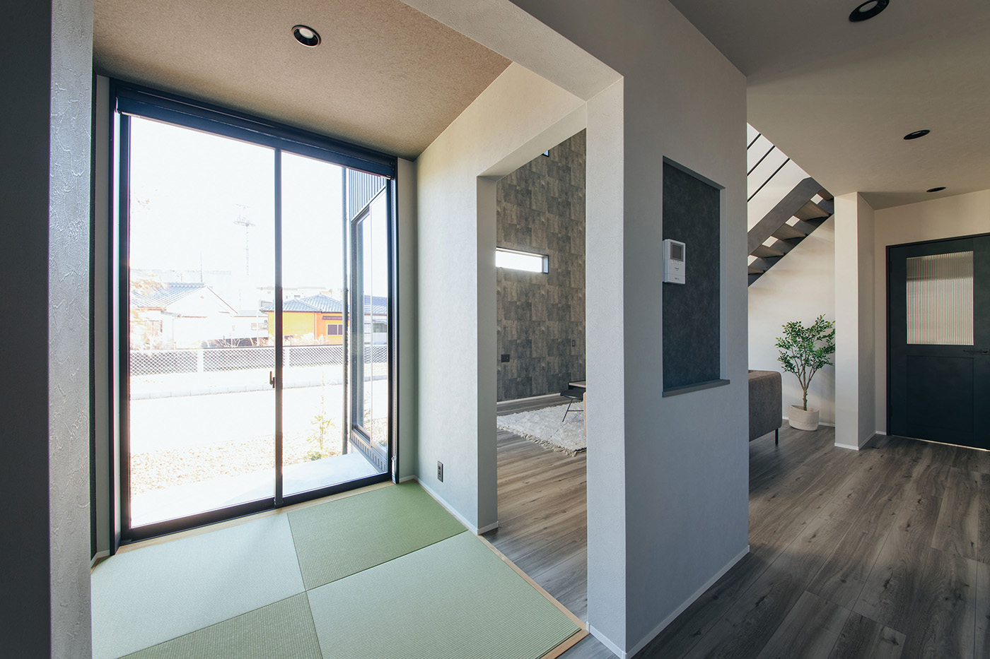 DAITOKU（大得工務店）｜リビングとダイニング、両方につながる畳コーナーは2畳。家族の気配を感じながら、一人の時間を過ごせる特別な場所だ