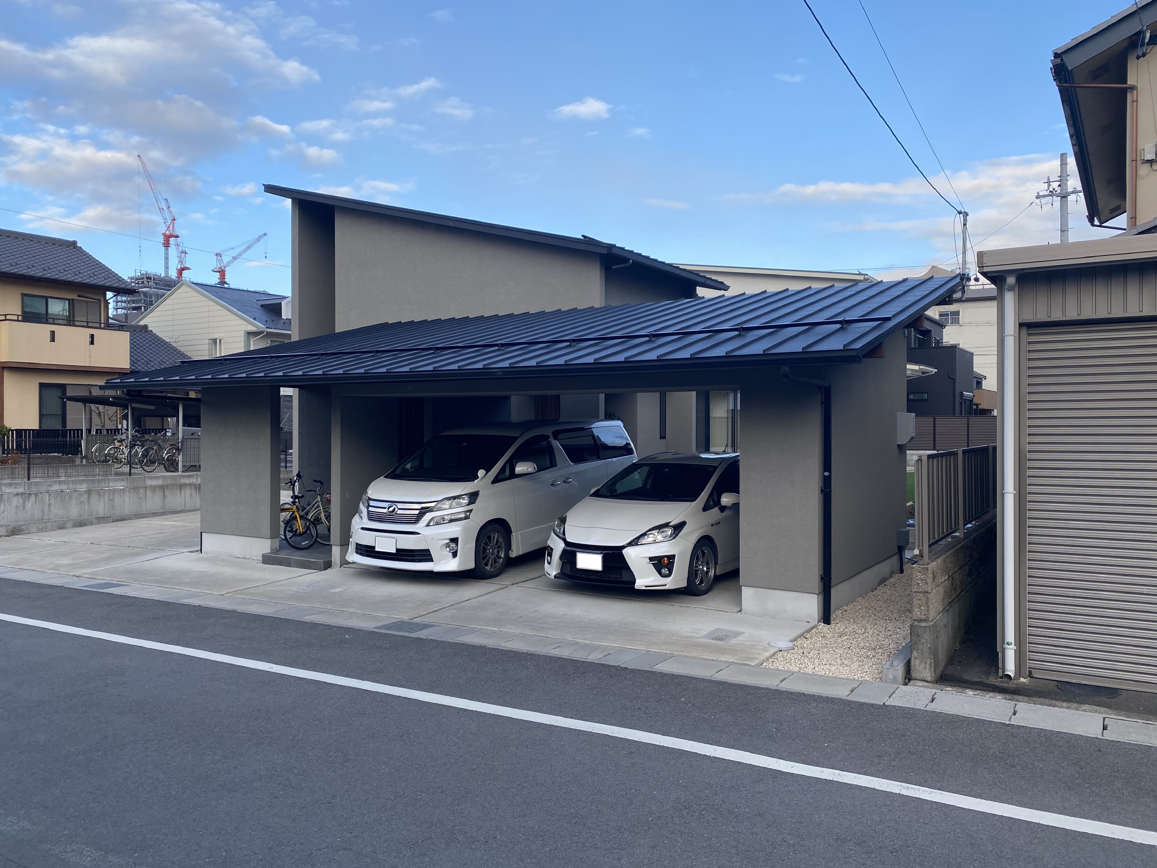 安田住宅｜安田建築設計室｜モダンなデザインの住宅外観。シンプルでありながらスタイリッシュな印象を与え、街並みに溶け込んでいる。