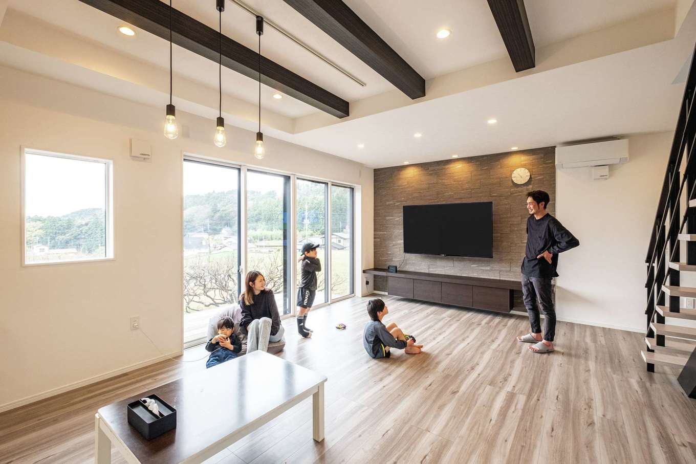 臼幸産業【子育て、省エネ、間取り】広々とした22.5畳のLDK。南面に配した4枚建ての窓と折り上げ天井で開放感をさらにアップ。テレビボード背面にはデザイン性に優れ、アクセントにもなる調湿・消臭機能の高いエコカラットを採用