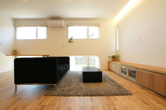 外のひかりをふんだんに取り入れ開放的な印象に