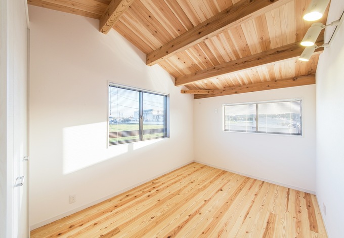 1.5階にあるご主人の書斎。床も天井も天竜杉を贅沢に使い、癒しの空間を実現。天然の木ならではの効果で、この家に住むようになってからよく眠れるようになったという