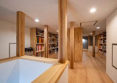 読書が好きで本や漫画を数多く所有しているため、小屋裏にたっぷり収納の本棚を造作。しゃれた漫画喫茶風の読書スペースで楽しいひとときを過ごす