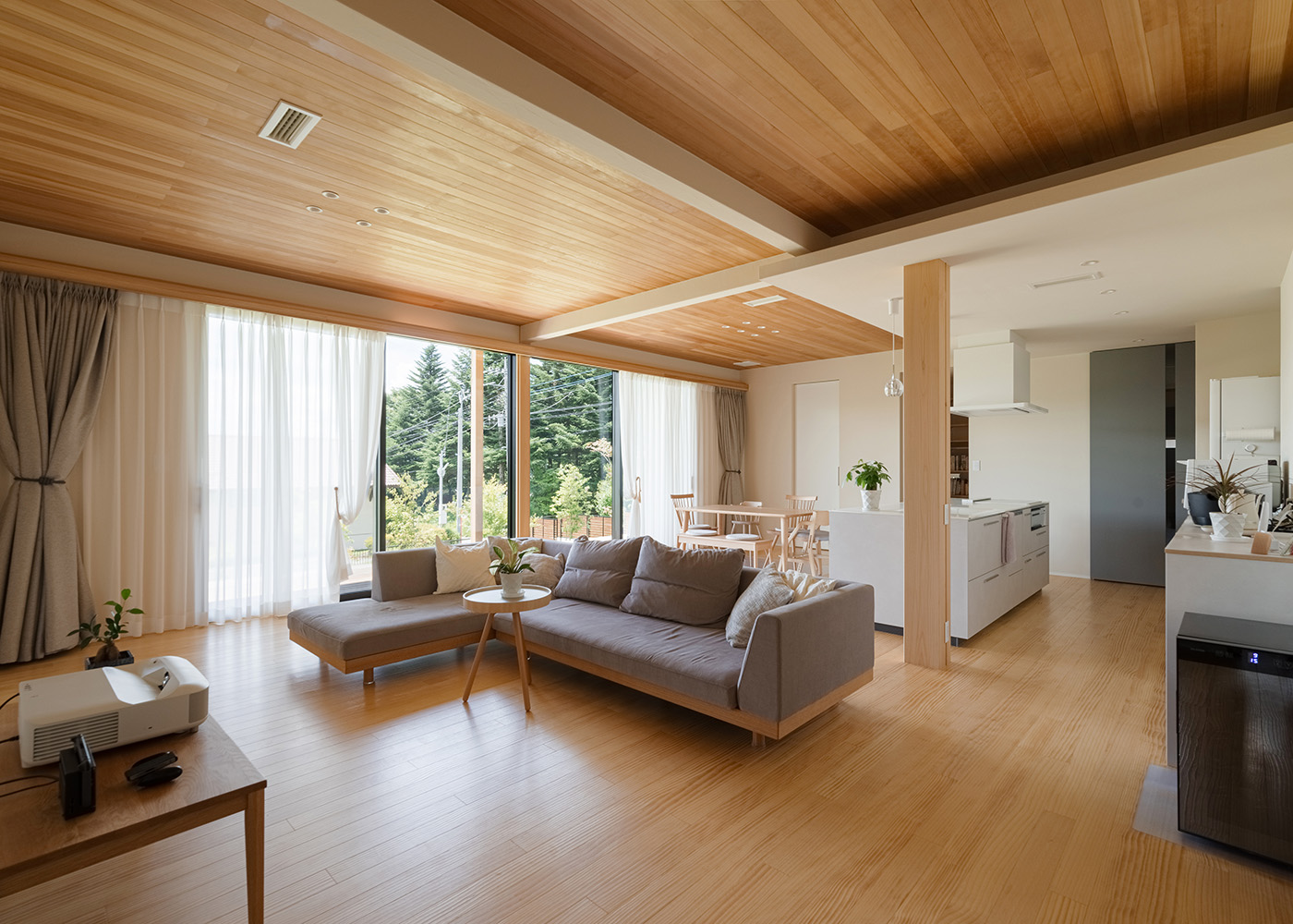 北伸建設【収納力、平屋、ガレージ】約29坪の広いリビングダイニング。壁は塗り壁、床材には足触りの良い浮造りのパイン材を採用するなど、居心地の良い空間を作ることにこだわった