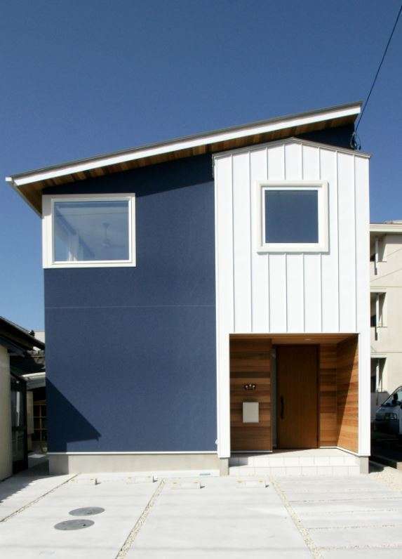 RIKYU 一級建築士事務所【デザイン住宅、間取り、インテリア】三角屋根の上に片流れの屋根を載せたような独創的な外観デザイン。インスタ映えしそうな青と白のコントラストもかわいい。太い窓枠にも夫婦のこだわりを感じる