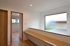 2階には吹抜上の空間を臨む明るいフリースペース。くつろぎや読書に最適な空間を演出