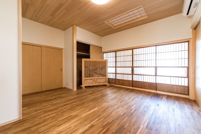 障子から柔らかい光が入り、穏やかな時間を過ごせる。