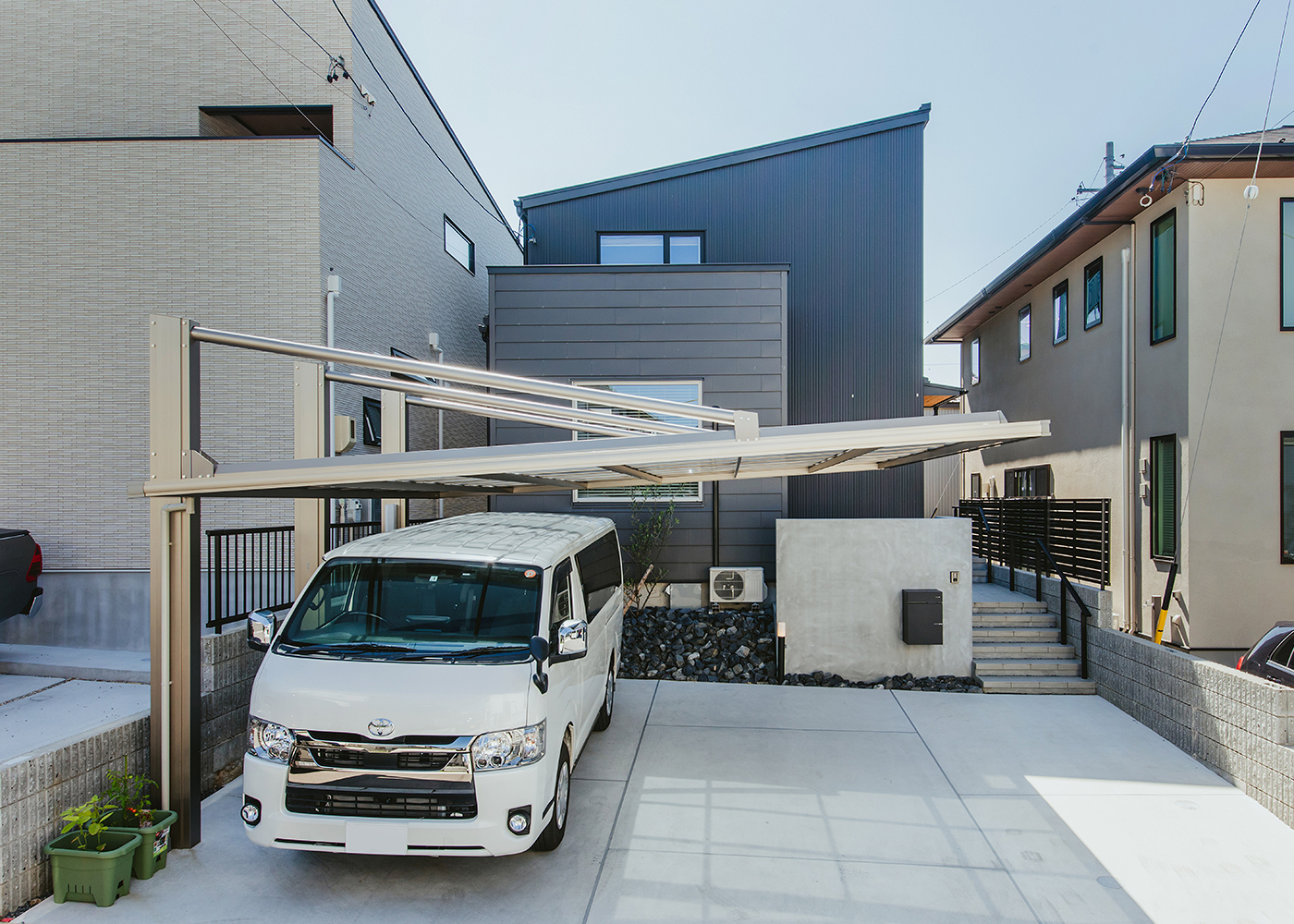 ainoa.life くらはし建築【子育て、収納力、間取り】モダンなデザインの住宅外観。シャープなラインと開放感のあるカーポートが印象的で、機能性とデザインを両立している