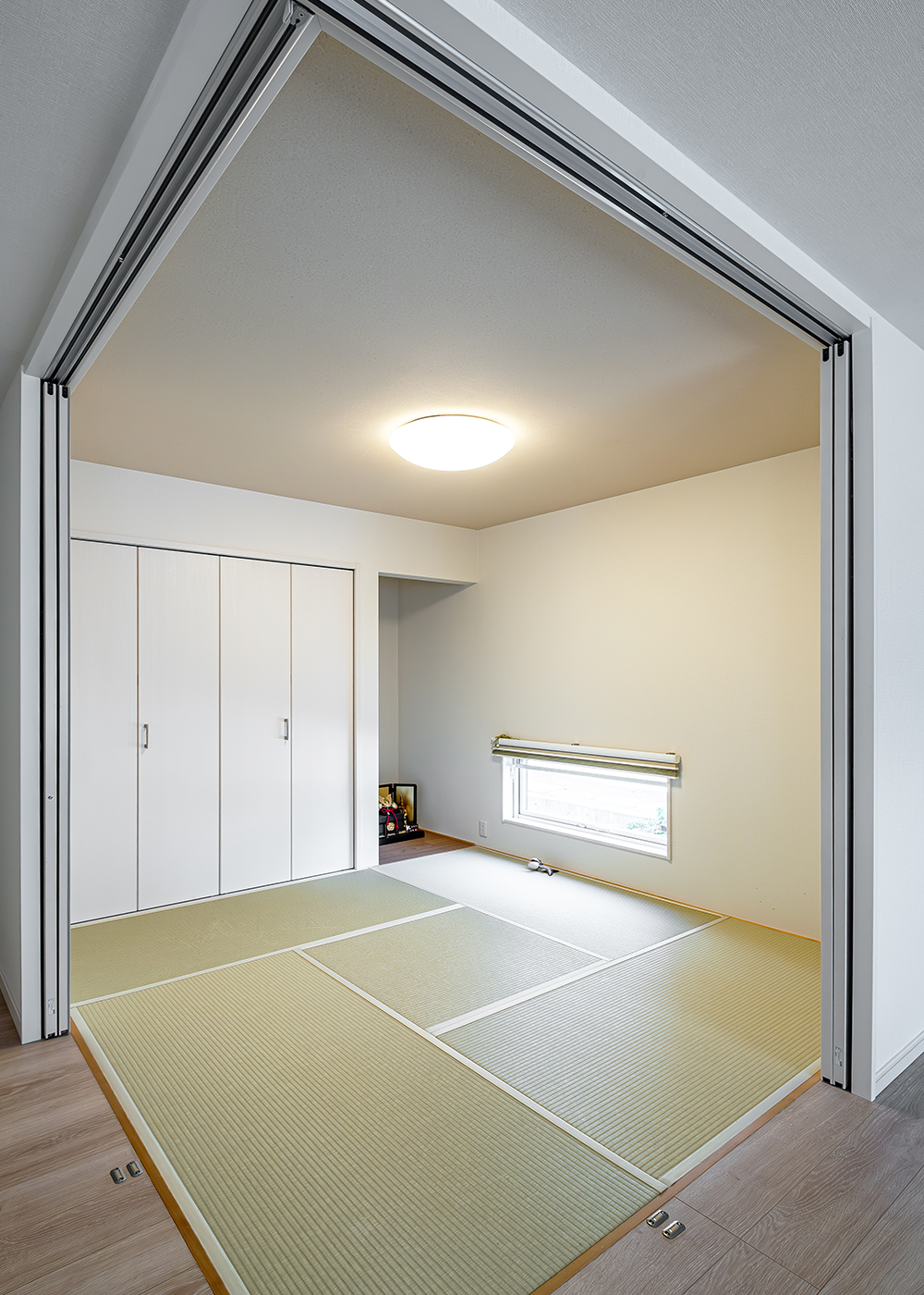 かにざわ工務店【デザイン住宅、輸入住宅、間取り】子どもがお昼寝をしたり、客間として活用したりと、多彩な用途で活用できる和室
