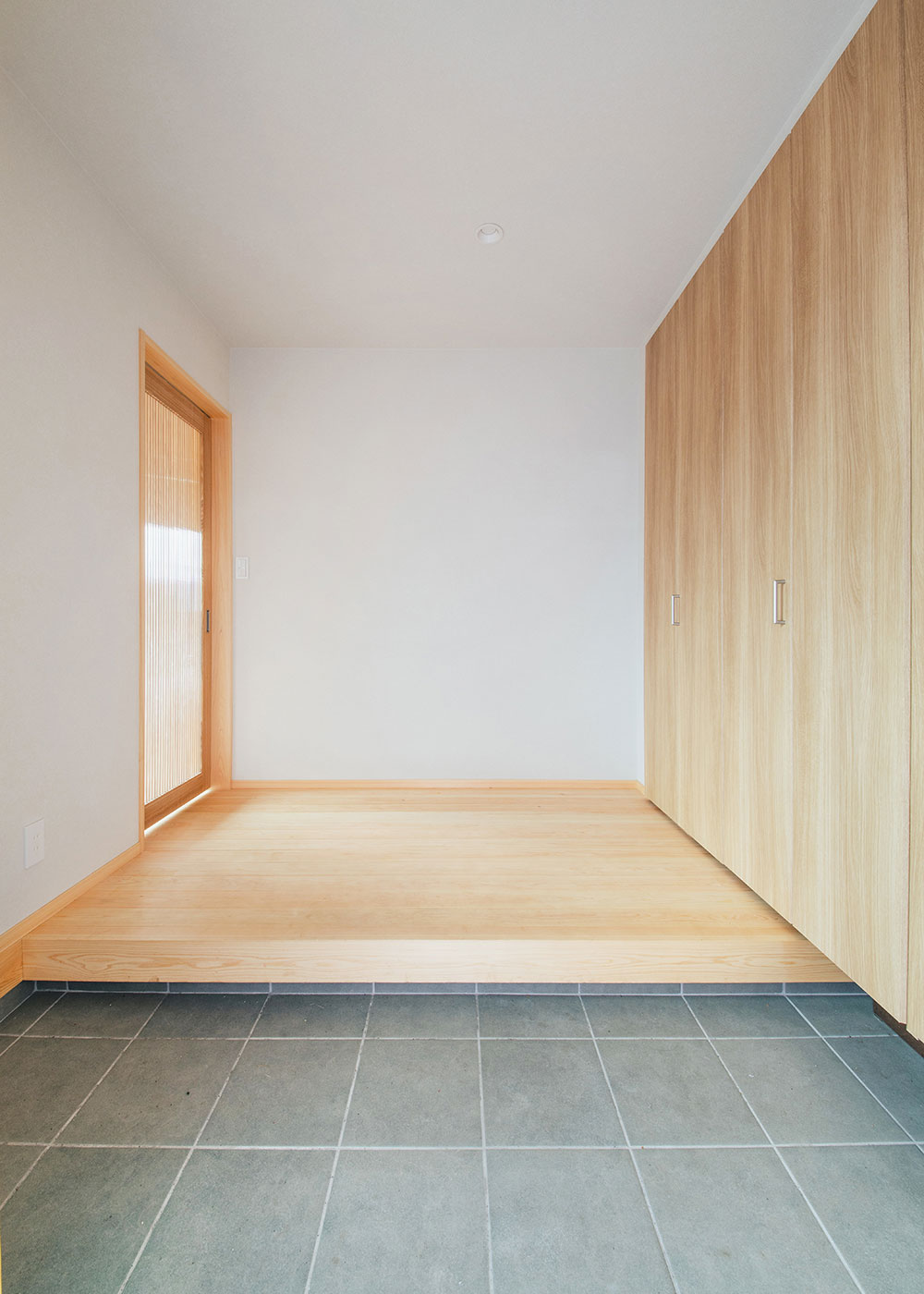 フジモクの家（富士木材）【子育て、間取り、平屋】玄関から富士ヒノキが敷かれ、清々しい香りで満たされる。右側には大きな収納が用意され、余裕たっぷり