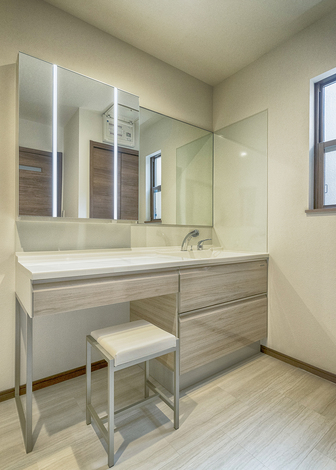 洗面台の横にはドレッサーを設置