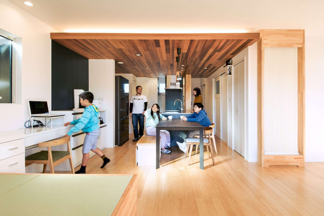 誠一建設【デザイン住宅、省エネ、間取り】2階はキッチンを中心に配置。トイレ、浴室、洗面脱衣所に加え、ファミリークローゼットまで使い勝手良くレイアウトされている