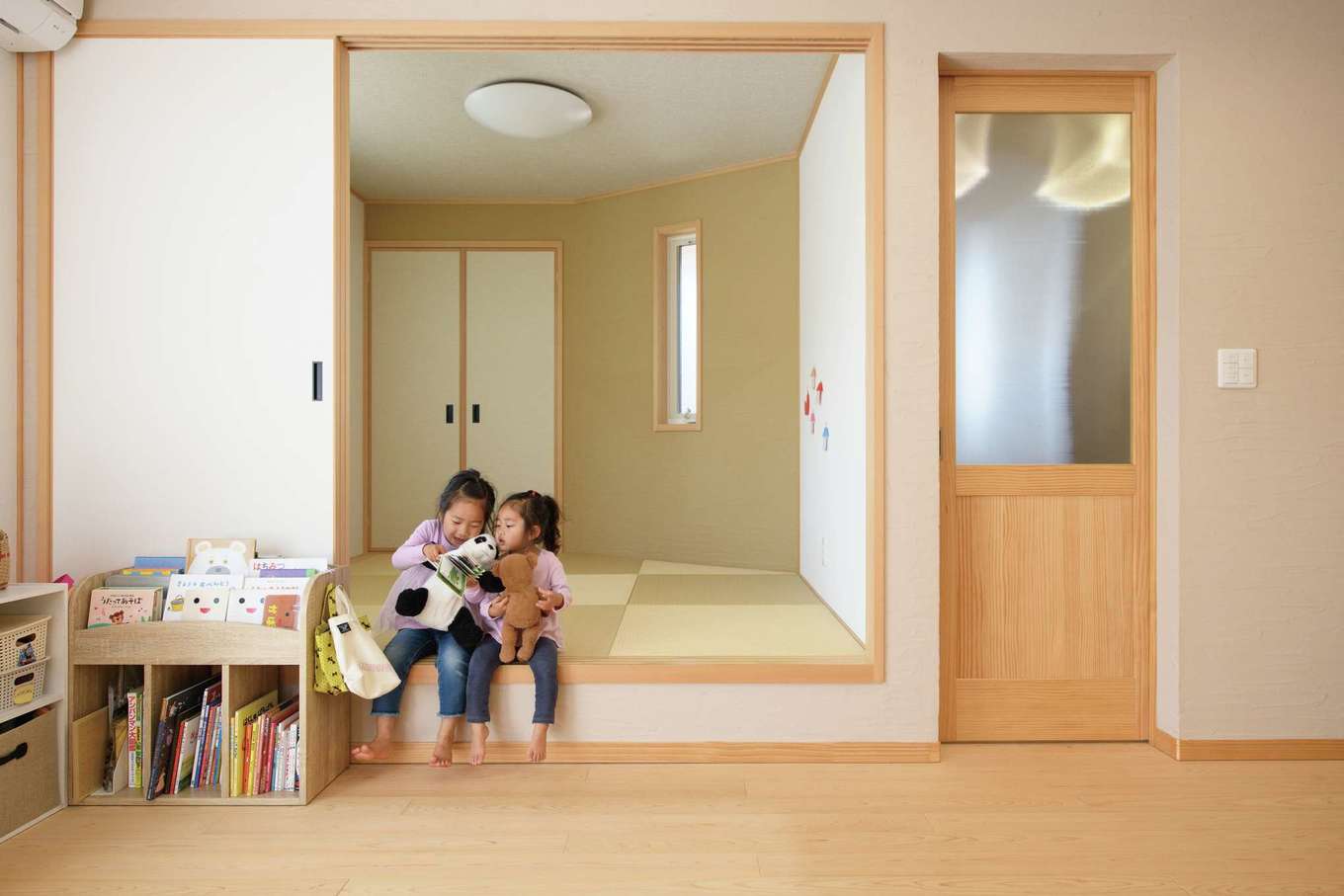 ソーラーホーム/OMソーラーの家【子育て、自然素材、省エネ】1階は、リビングダイニングとキッチン、小上がりの和室がひと続きになったワンルームのような間取り