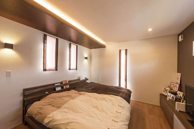 眠りの前のひと時に穏やかな時間をもたらす、天井の間接照明。寝室もシンプルに使えるようにと、大容量のウォークインクローゼットとテレビボードを造作