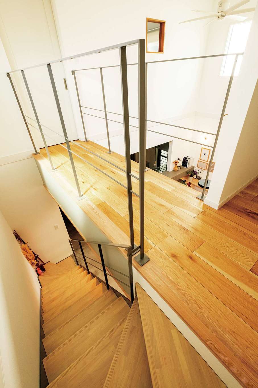 ハートホーム【デザイン住宅、高級住宅、間取り】寝室と水回りをつなぐ渡り廊下。空中散歩するような非日常感を楽しめる