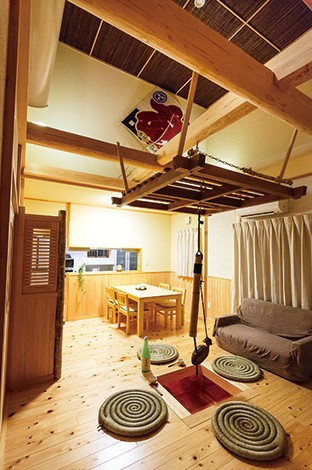 瀧口建設【和風、高級住宅、夫婦で暮らす】ヒノキの香りに包まれた吹抜けのLDK。櫛を引いた珪藻土の塗り壁は、波のゆらぎを表現している。野物の太い梁に櫓を吊るした囲炉裏を囲んで、息子たちと酒 肴をたしなむのがご主人の楽しみ