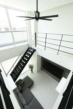 階段の細かい造作までこだわった吹き抜け空間