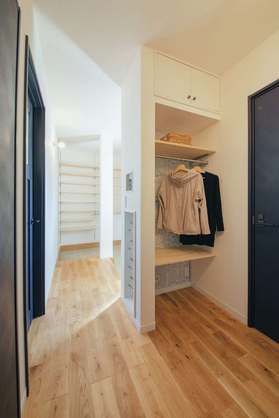 ほっと住まいる【自然素材、間取り、インテリア】玄関の衣類クローク。写真奥には土間収納も