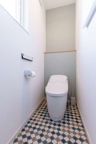 水回りはアクセントになるクロスやフロアを採用。トイレは1階と2階で色違いに