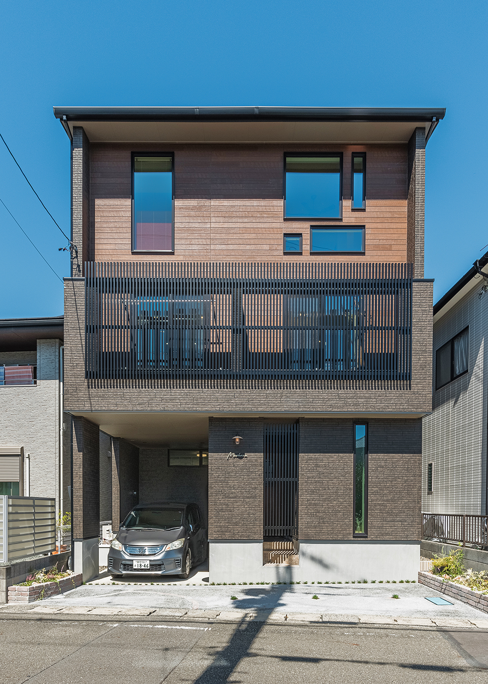 イシカワ【収納力、省エネ、ペット】築30年の二階建てを壊し、木造三階建てに建て替えたM邸。3階の窓の形が独創的で、写真を撮っていく人もいるそう。2階の特注ルーバーが外観デザインのアクセントに。屋根に9kWのソーラーパネルを搭載し、毎月の光熱費をまかなっている