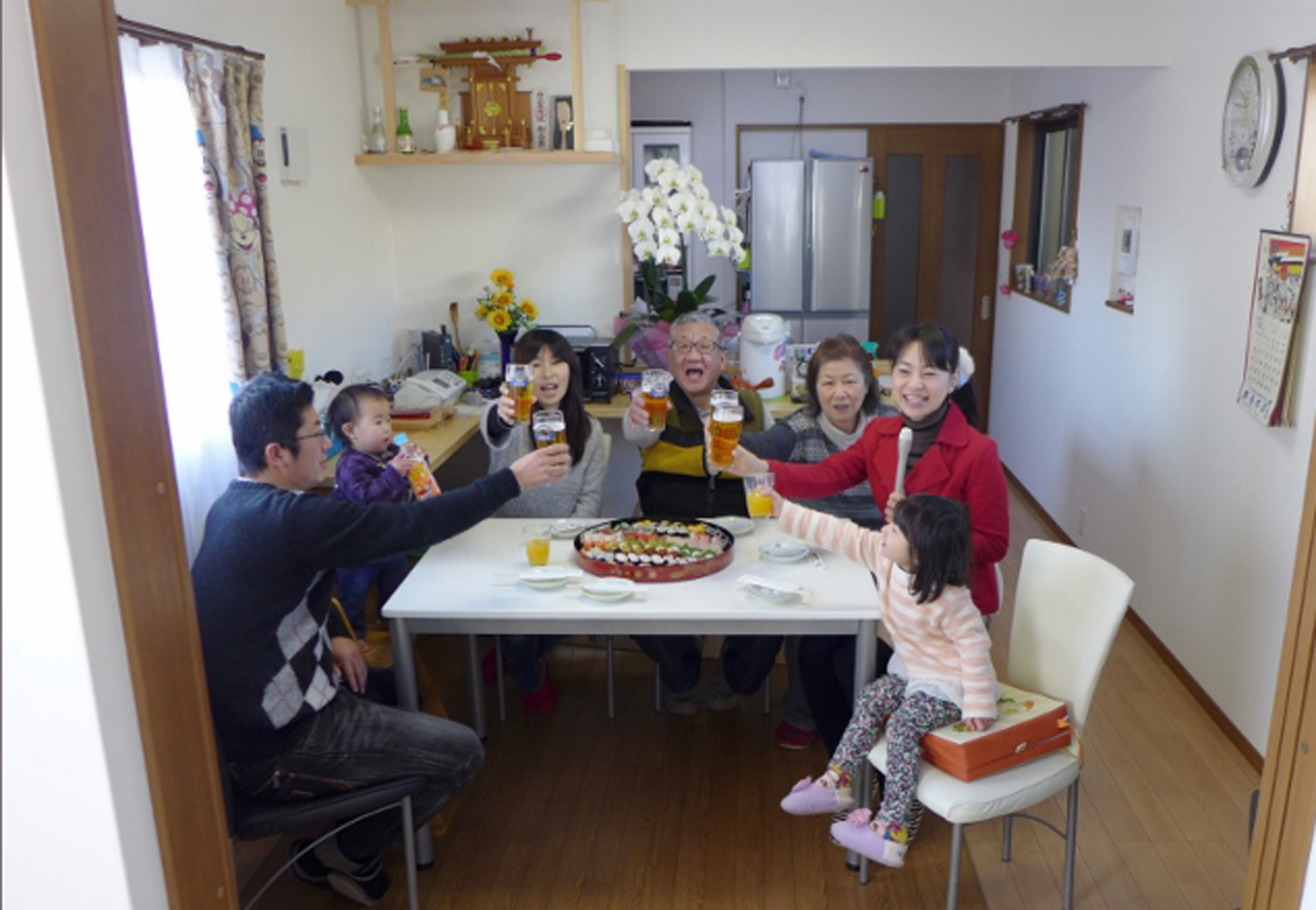 建築システム（狭小住宅専門店）【1000万円台、狭小住宅、ガレージ】新築完成祝いをLDKで。家族全員集合