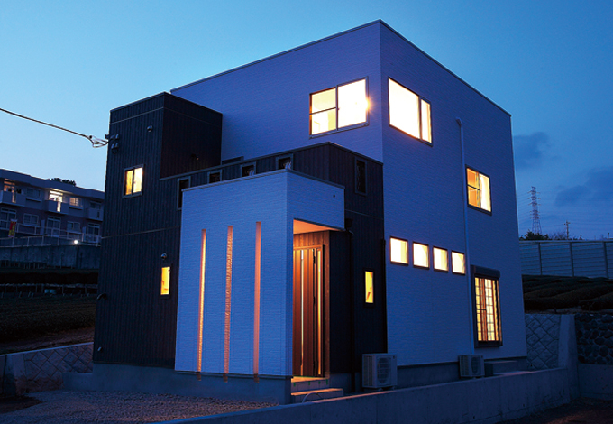 シンプルながら立体的なフォルム。窓の位置は外からの視線に配慮