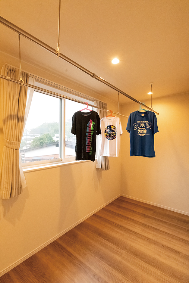 臼幸産業【デザイン住宅、子育て、間取り】2階ホールの一部は雨天用の物干しスペースとして活用。ホールはウォークインクローゼットにもつながっており、乾いた衣類をそのまま収納することができる