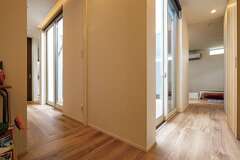 無駄なスペースや余計な意匠を排除することで、移動時間を短く、掃除もしやすい空間をつくる。建築費が抑えられるという利点もある