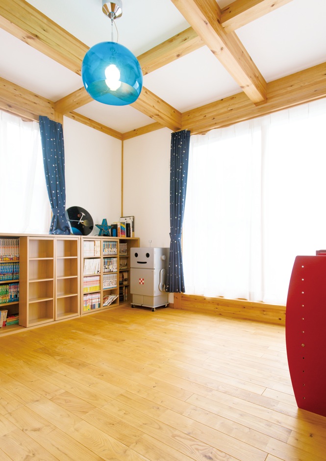 サイエンスホーム【趣味、省エネ、間取り】子ども室は2階に2室用意。無垢材のナチュラルな内装に、ブルーの照明が映える