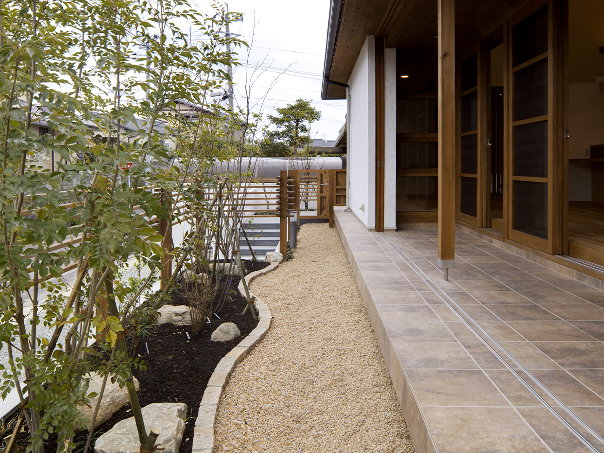 斉藤工務店｜自然と調和した縁側スペース。木製のテラスが和風の落ち着きを演出し、庭の緑と共にくつろぎのひとときを提供。