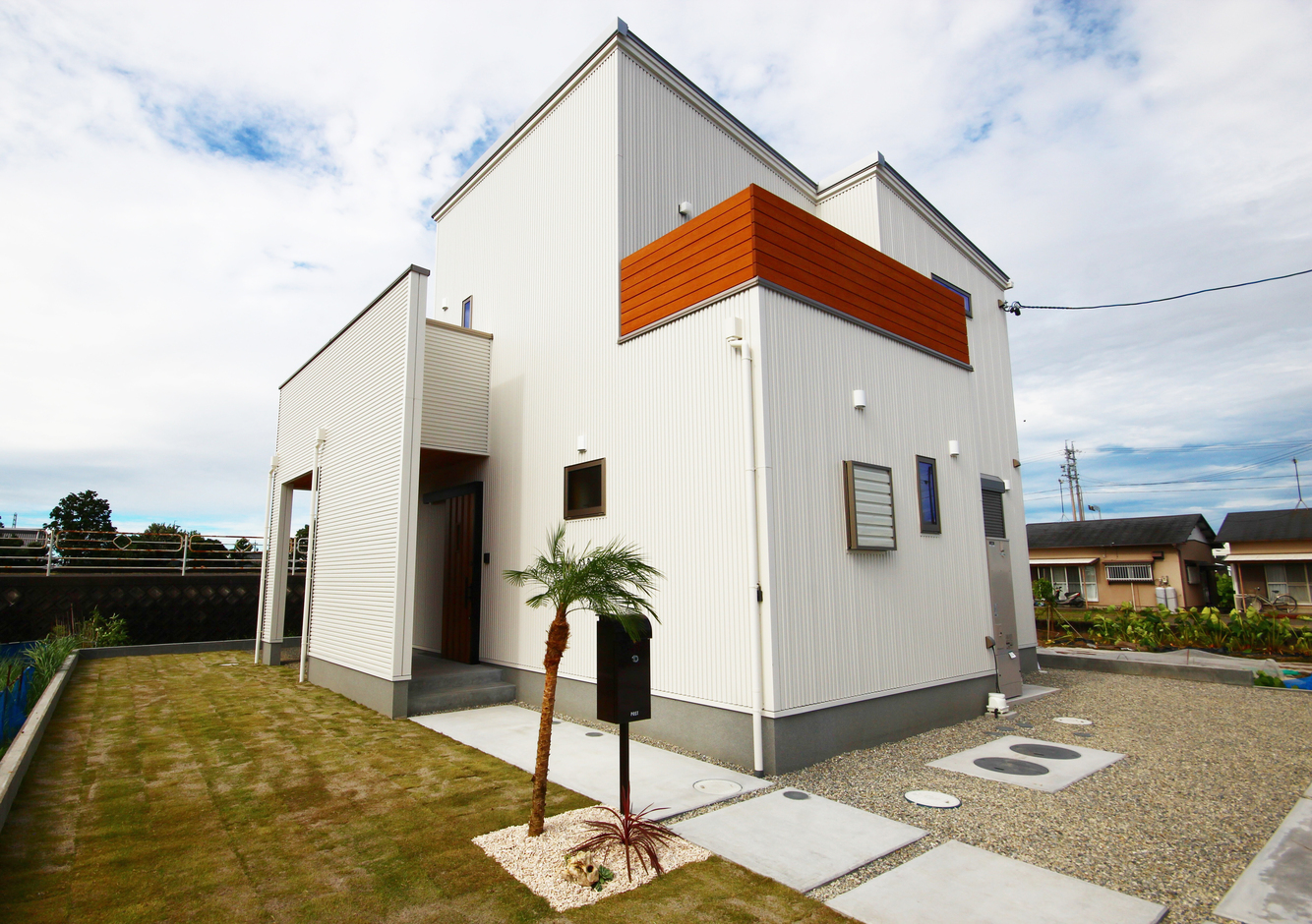 ワイズホーム【デザイン住宅、自然素材、省エネ】玄関ポーチは庭へと抜けられる構造に。雨の日の出入りにも嬉しい