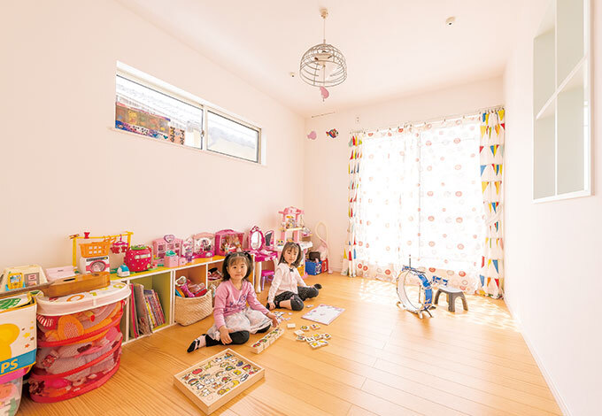 子ども部屋は、二人の娘さんのお遊びスペース。いずれ個室が必要になる日も来るが、今は姉妹で一緒に過ごす。仲良く遊んだ後は、 使ったおもちゃもしっかりと整理整頓。置き場所が決まっているから、片付けの習慣もしっかりと身につきそう