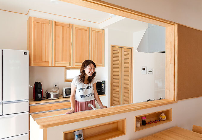 家事をしながらでも、帰宅や階段の上り下り、キッズスペースの様子がひと目に。ニッチはテーブルの上がいつもきれいに保てるようにと要望。ワイズホームからの提案で、壁の一部におたより用のコルクボードを採用した 