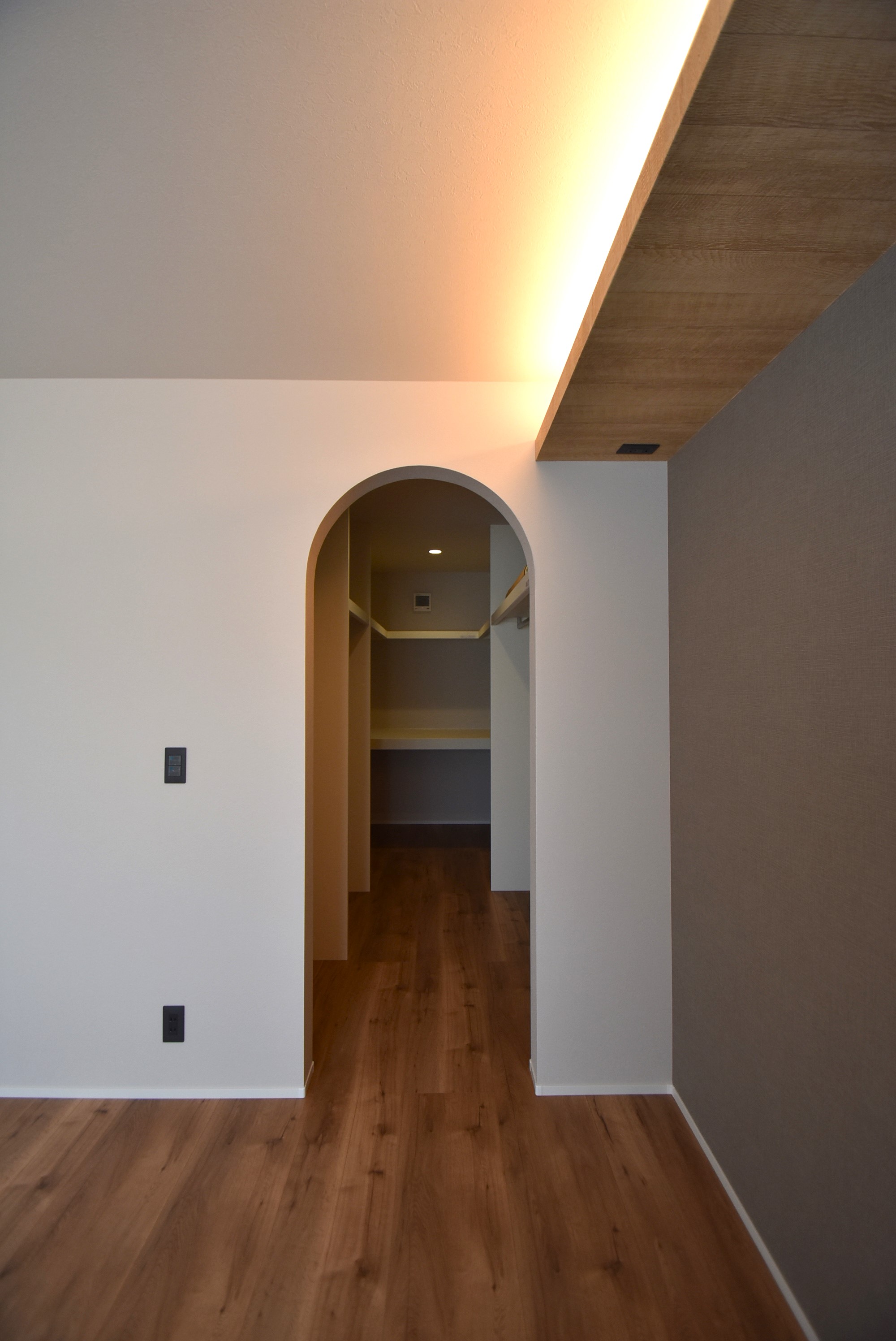 カクニシビルダー｜寝室とホールの2方向からエントリーでき、回遊できる動線に。