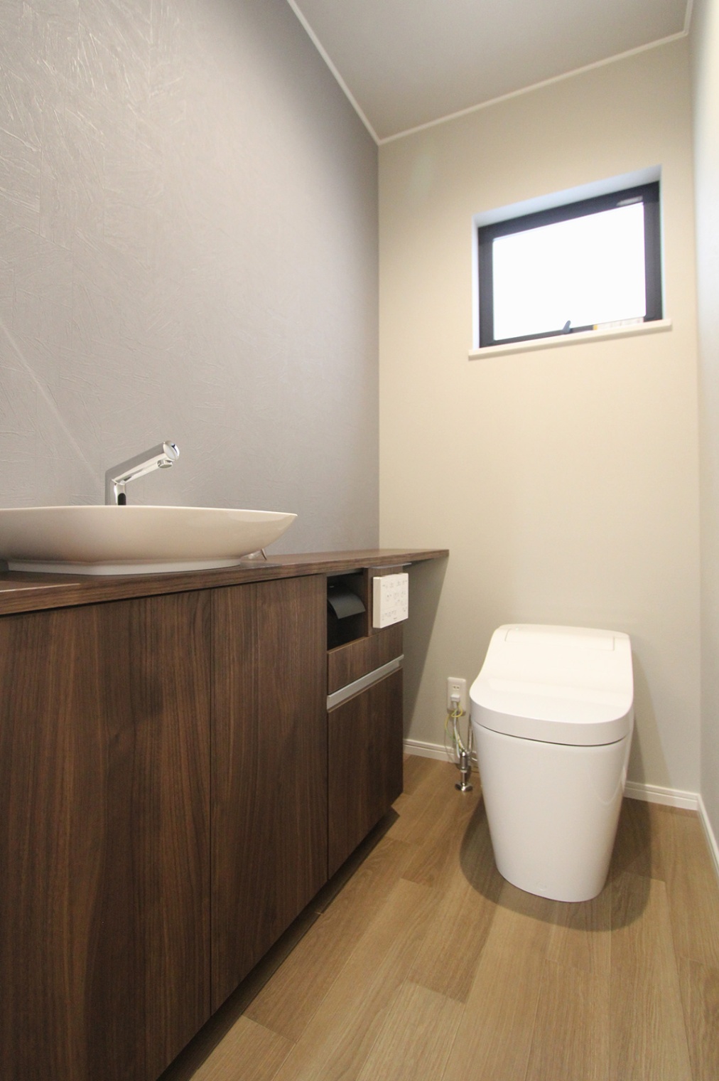 ナイスホーム｜トイレットペーパーなどもしっかり収納できる手洗いカウンターを備えたトイレ