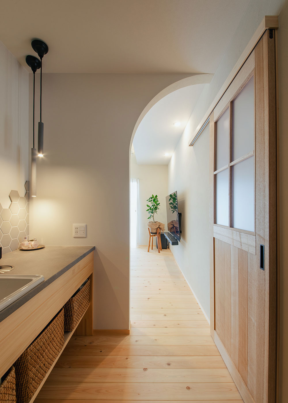 フジモクの家（富士木材）【趣味、自然素材、間取り】洗面スペースからアーチをくぐってLDKへ