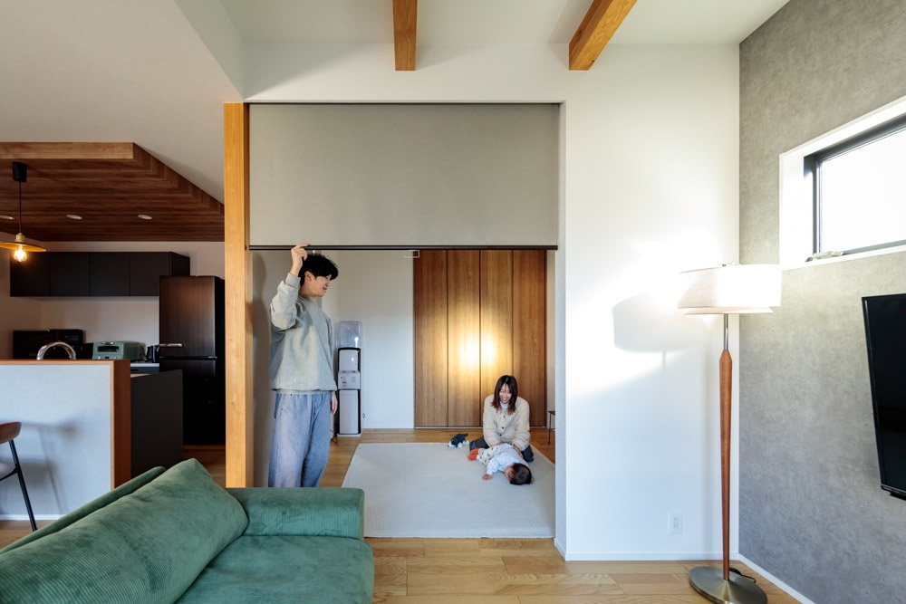 ハウスジャパン｜多目的なサービスルーム。リビングとの仕切りにもなる一本柱は、クロス巻きではなく木の表情をそのまま生かせるよう仕上げました。お子様の身長を成長の記録として刻んでいくのも、ご家族の大切な思い出に…。