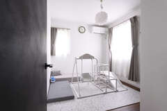 2階の子ども部屋には、すべり台を置いて、のびのび遊べるキッズコーナーとして活用中。おもちゃを広げて自由に遊べるので、子どもも大のお気に入り