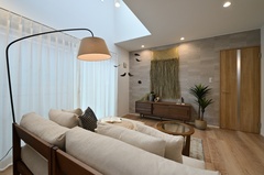 タイル柄のアクセントクロスはまるで本物のタイルの見た目。
ナチュラルな木目色の建具との相性も抜群です。