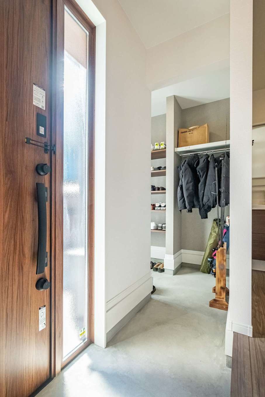 アフターホーム【1000万円台、デザイン住宅、間取り】モルタル仕上げの土間玄関。ご主人の釣竿も収納できる