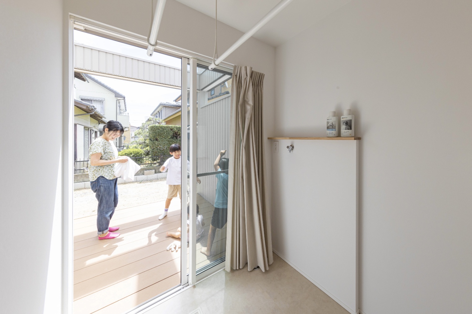 ひだまり工房【子育て、自然素材、間取り】ウッドデッキは、LDKとランドリーの2方向からアクセスできます。お子さまの遊び場として。プライベートガーデンとして。洗濯干し場としても利用できます。