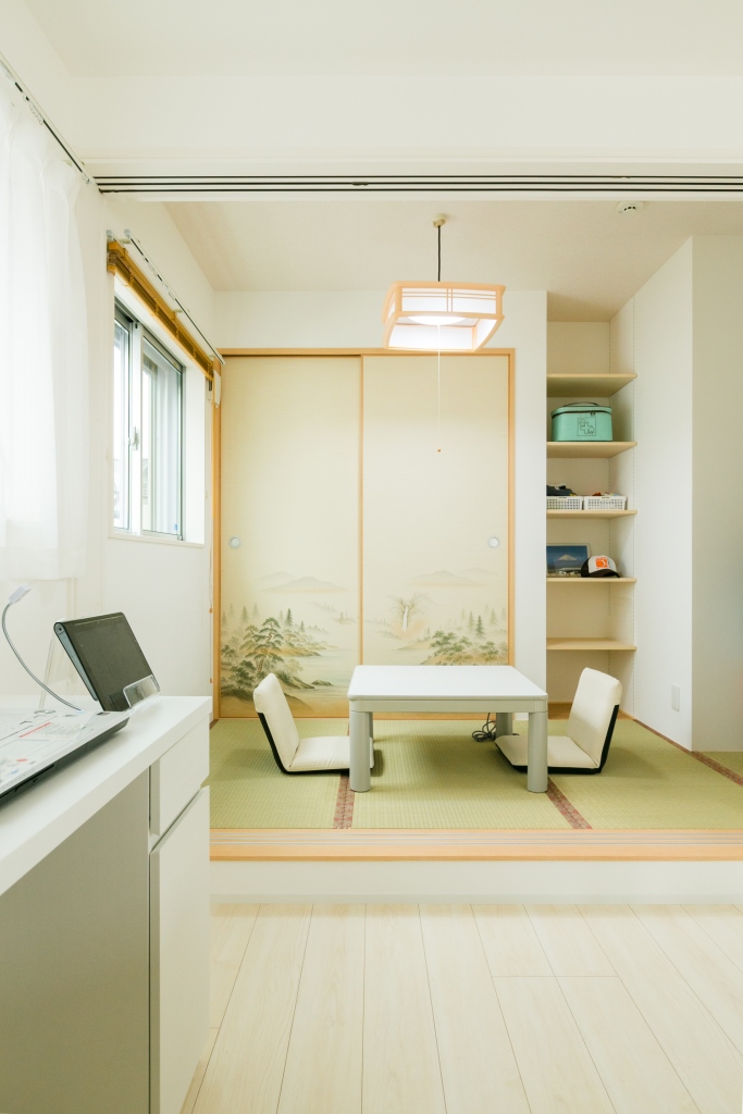 建築システム（狭小住宅専門店）【二世帯住宅、狭小住宅、ガレージ】リビングに小上がりの畳スペース3.5帖。休日の午後、座布団を枕にゴロゴロするスペースがあると寛げると好評